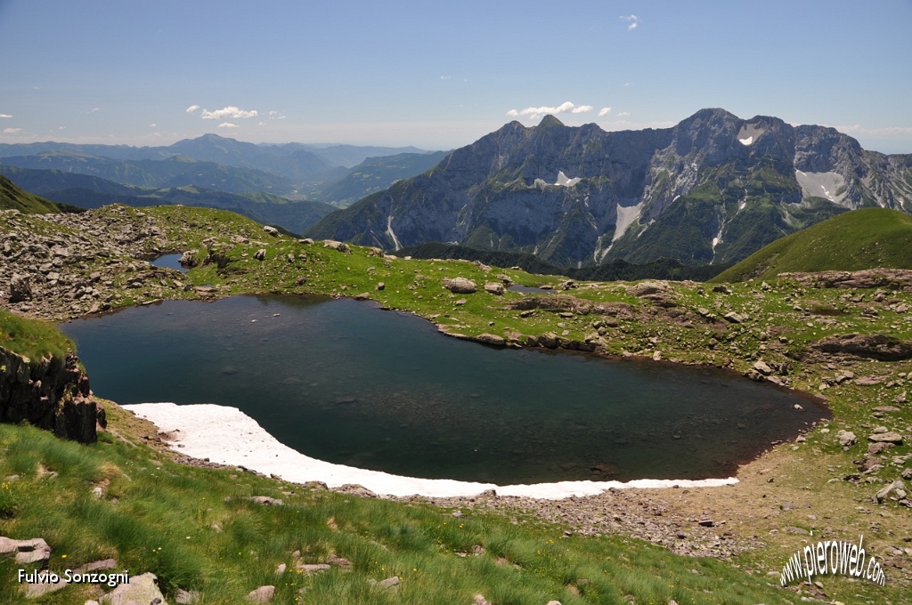 14-Colpo d'occhio dallo Stagno della Corna (in lontananza a sx il Guglielmo).jpg